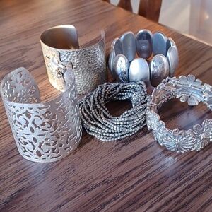 𝅺Silvertoned Cuff × 2 and silver stretch Bracelets x 3, lot of 5